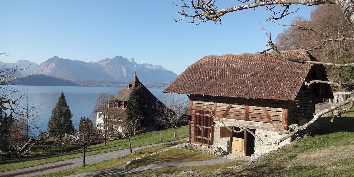 Fast schon paradiesisch schön: Gut Ralligen mit (im Vordergrund) der Wegkapelle