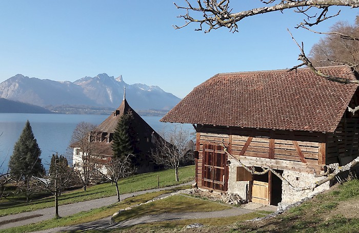 Fast schon paradiesisch schön: Gut Ralligen mit (im Vordergrund) der Wegkapelle