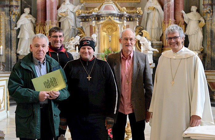 Br. Urs (Mitte) nach der Einsegnung – © Br. Bodo Flach, 2017