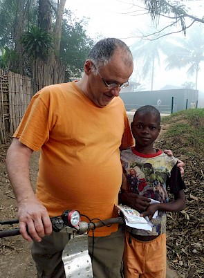 Br. Friedhelm und ein kleiner Patient – © Br. Christian Hauter, 2017