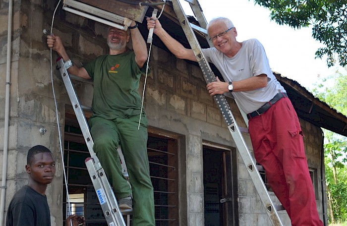 Br. Hans und Harald optimieren den Blitzschutz – © Rosmarie Oppliger, 2017