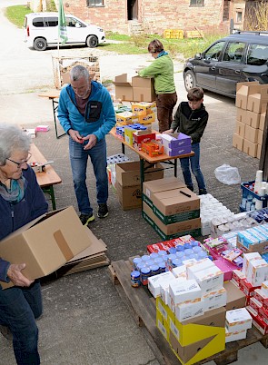 Hilfsgüter werden in Triefenstein verpackt – © Br. Uwe Stodte 2022