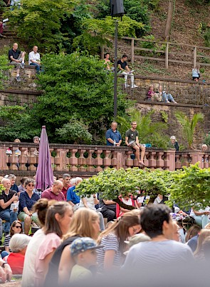 Voller Klosterhof während des Gottesdienstes – © Roadventures 2022