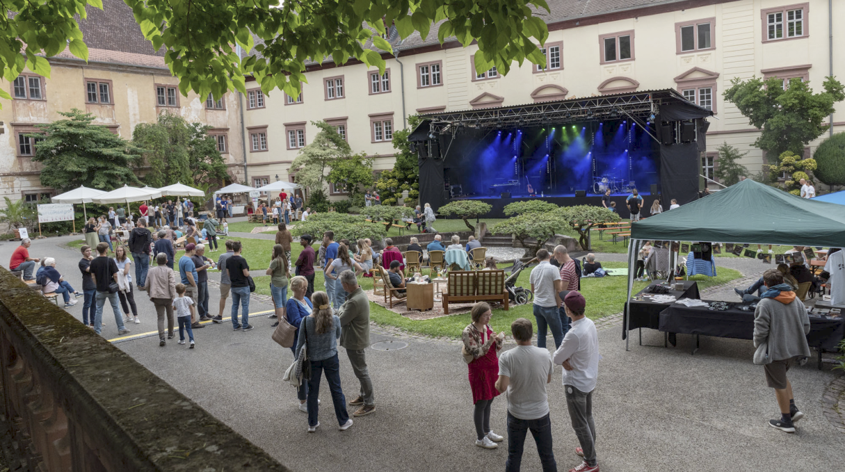 »Sofa-Konzert« im großen Innenhof des Klosters – © Roadventures 2022