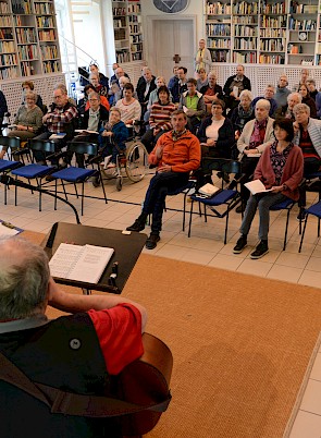 Schwestern und Brüder in der Bibliothek – © Br. Uwe Stodte