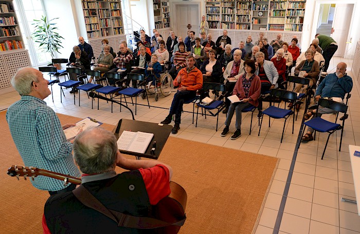 Schwestern und Brüder in der Bibliothek – © Br. Uwe Stodte