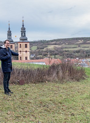 Ludwig Schultz zeigt den geplanten Bauplatz für das Mobilhaus – © roadventures.de 2024