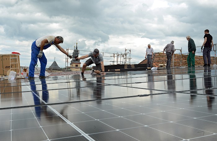 Die Dacharbeit schweißt zusammen – © Br. Uwe Stodte 2024