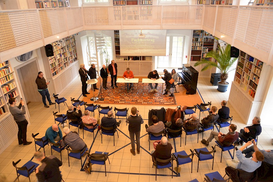 Prior Br. Gerd und Geschäftsführer Marco Gogg beim Unterschreiben  © Br. Uwe Stodte 2025