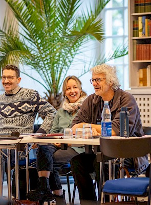 Lockere Stimmung bei der Mitgliederversammlung vom Christusträger Kloster Triefenstein e.V. – © Nora Henker 2026