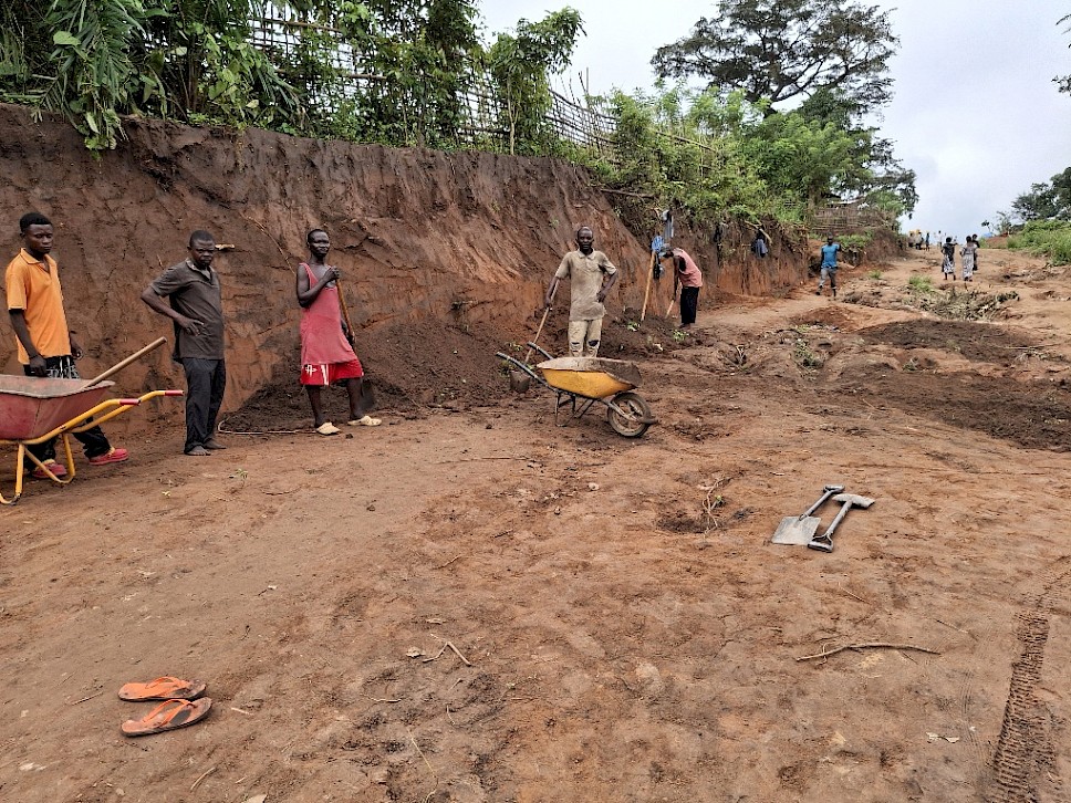 Der Unterhalt der Stra&szlig;en ist eine Riesenaufgabe, in einem Land mit viel Sand und viel Regen &ndash; &copy; Heiner Oppliger 2026